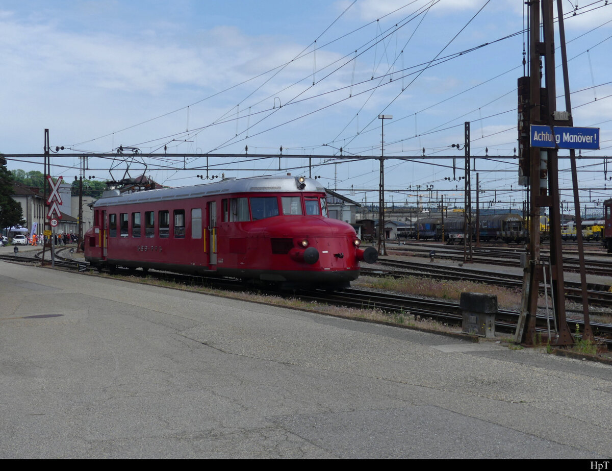 SBB - Oldtimer Triebwagen RAe 2/4 1001 bei der letzten Fahrt an diesen Tag infolge Fahrzeugdefekt ( Ersatz mit Ae 3/5 + 2 Personenwagen ab ca. 14.00 Uhr ) Fahrt als Rangierbewegung vor dem SBB Historic Depot in Olten am 21.05.2022