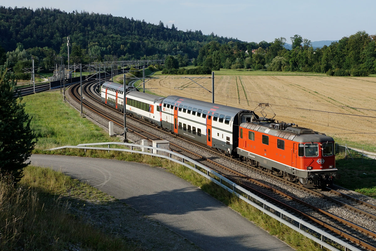 SBB Personenverkehr.
Am 30. Juli 2018 brachte die Re 4/4 11141, ehmals SWISS EXPRESS, drei reparierte Personenwagen von Olten nach Bern.
Foto: Walter Ruetsch