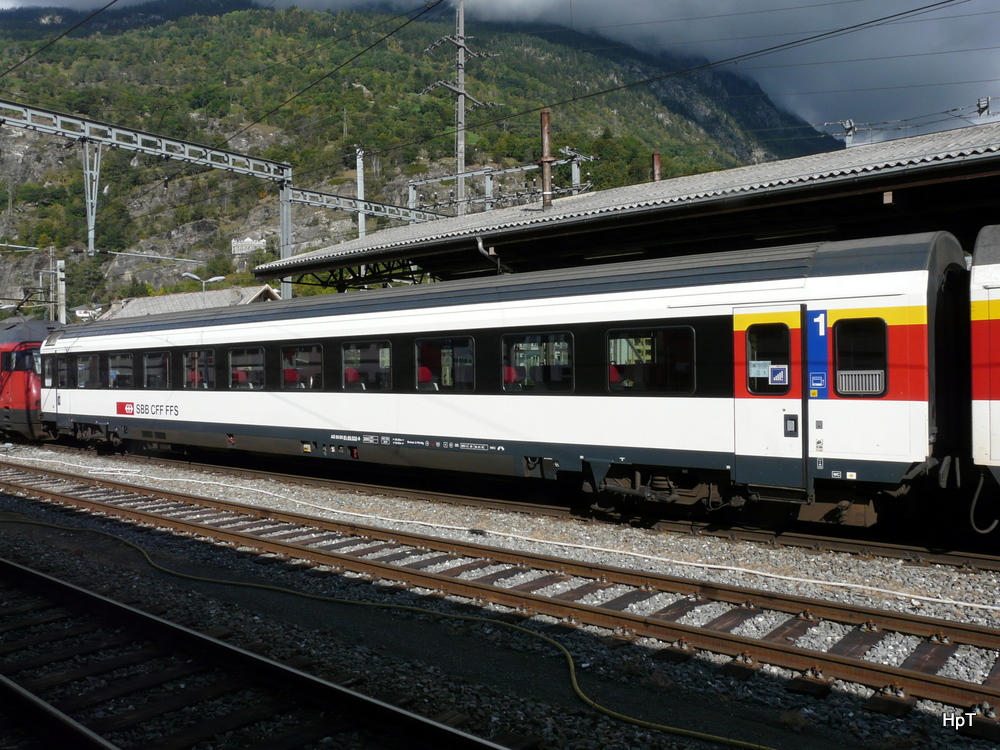 SBB - Personenwagen 1 Kl. AS 50 85 81-95 032-8 im Bahnhof Brig am 22.09.2014
