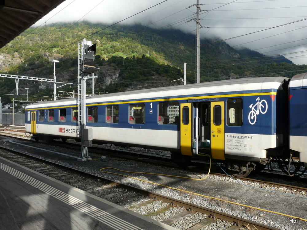 SBB - Personenwagen 1 Kl. A 50 85 18-35 029-5 bei Reinigungsarbeiten im Bahnhofsareal von Brig am 22.009.2014