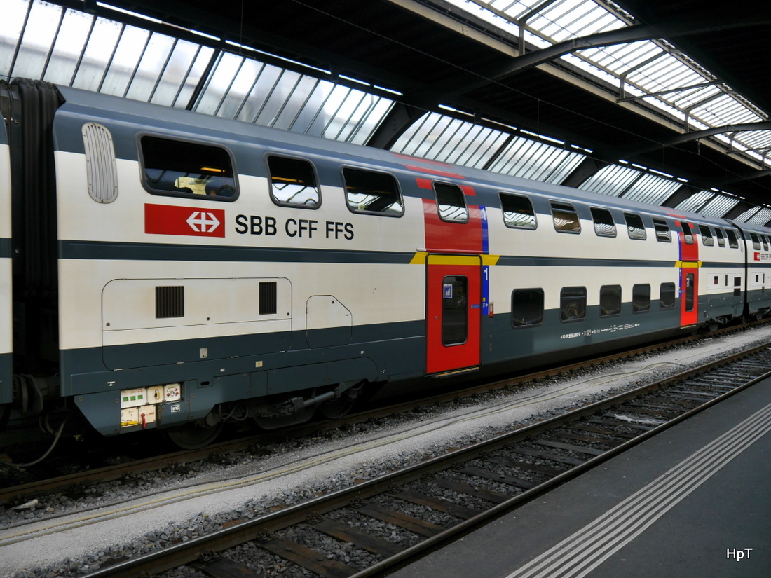 SBB - Personenwagen 1 Kl.  A 50 85 16-94 040-2 im HB Zürich am 31.01.2015