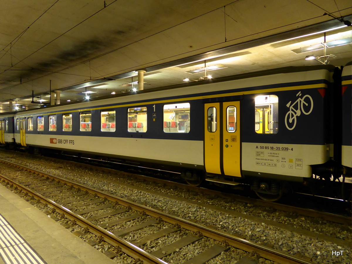 SBB - Personenwagen 1 Kl. A 50 85 18-35 039-4 im Bahnhof Bern am 04.10.2015