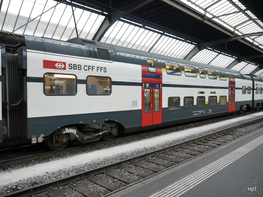 SBB - Personenwagen 1/2 Kl. AB 50 85 25 11 015-4 im HB Zürich am 30.11.2014
