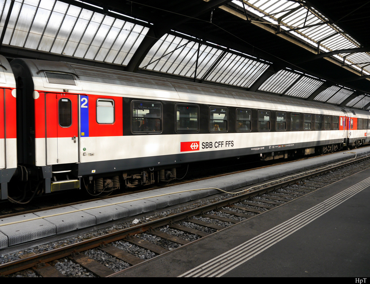 SBB - Personenwagen 2 Kl.  B 50 85 21-73 326-3 im HB Zürich am 20.10.2018