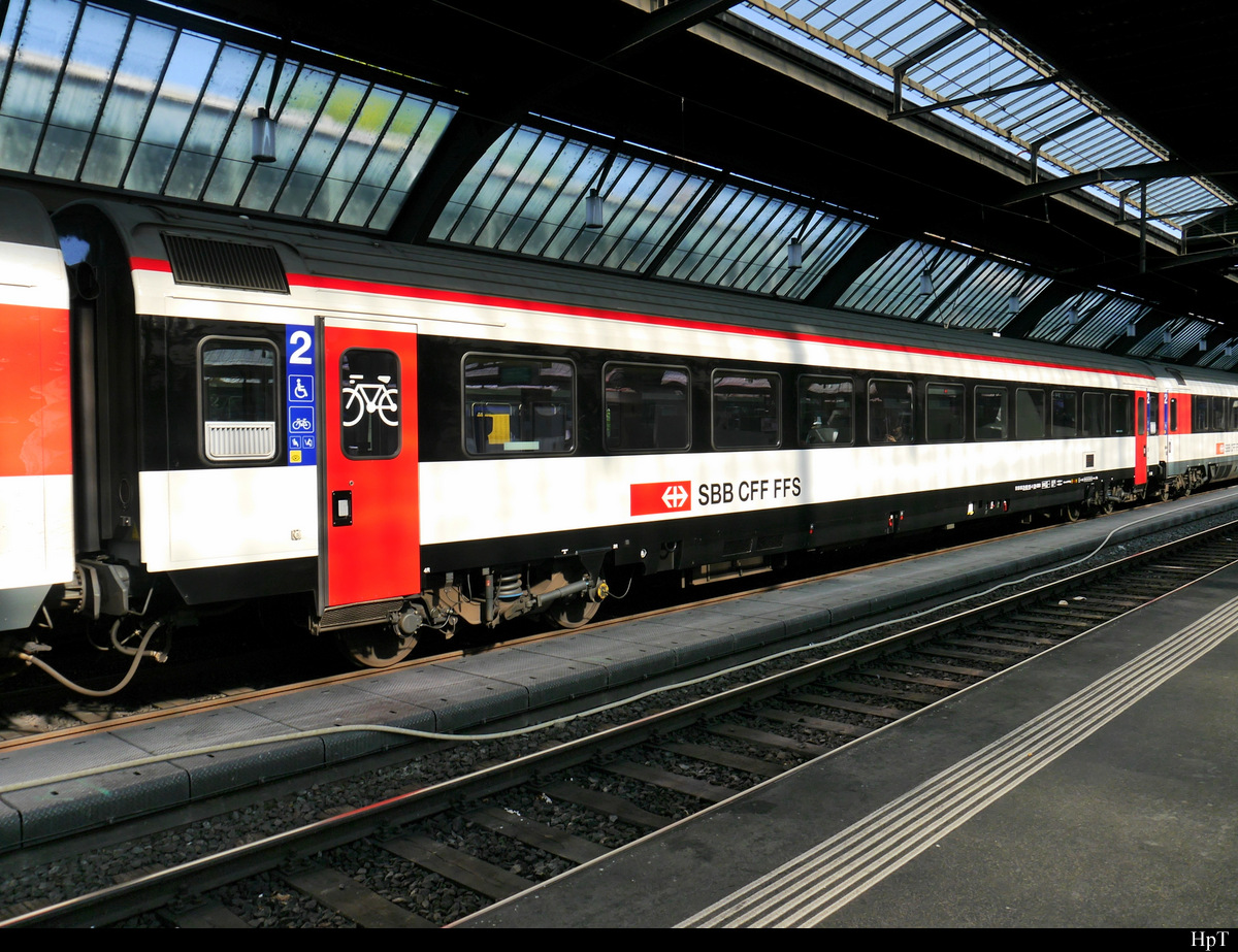 SBB - Personenwagen  2  KL.  B  50 85 21-95 115-4 im HB Zürich am 30.09.2020