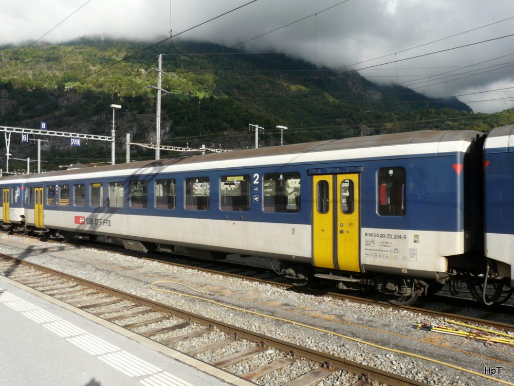 SBB - Personenwagen 2 Kl. B 50 85 20-35 214-9 im Bahnhofsareal von Brig am 22.09.2014
