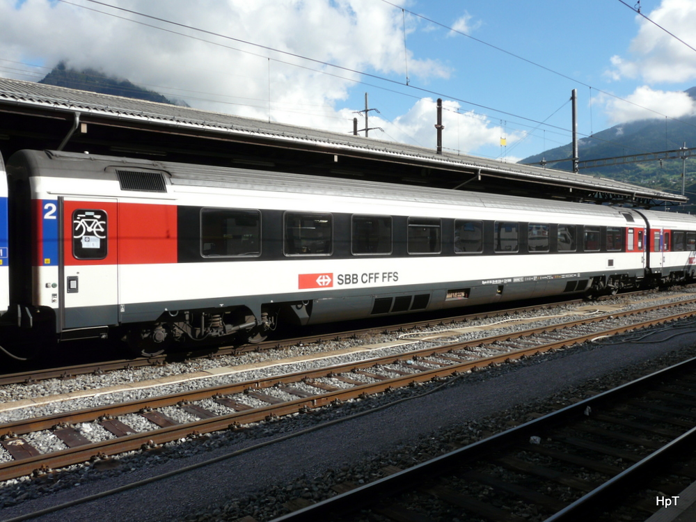 SBB - Personenwagen 2 Kl.  Bpm 61 85 20-90 334-4 im Bahnhof Brig am 22.09.2014