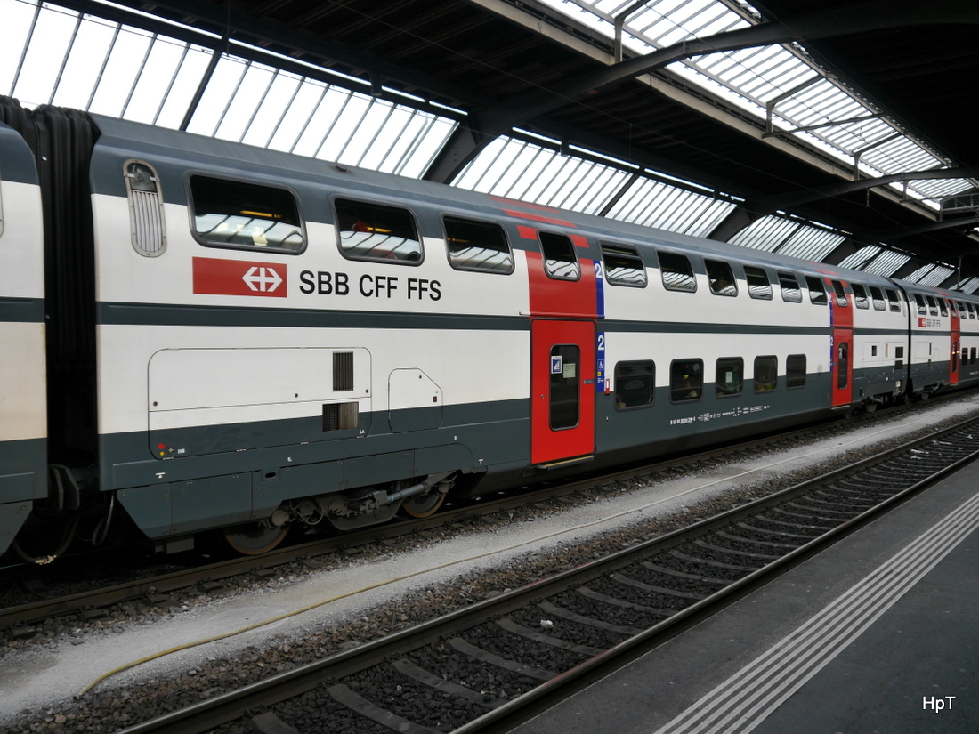 SBB - Personenwagen 2 Kl.  B  50 85 26-94 014-5 im HB Zürich am 31.01.2015