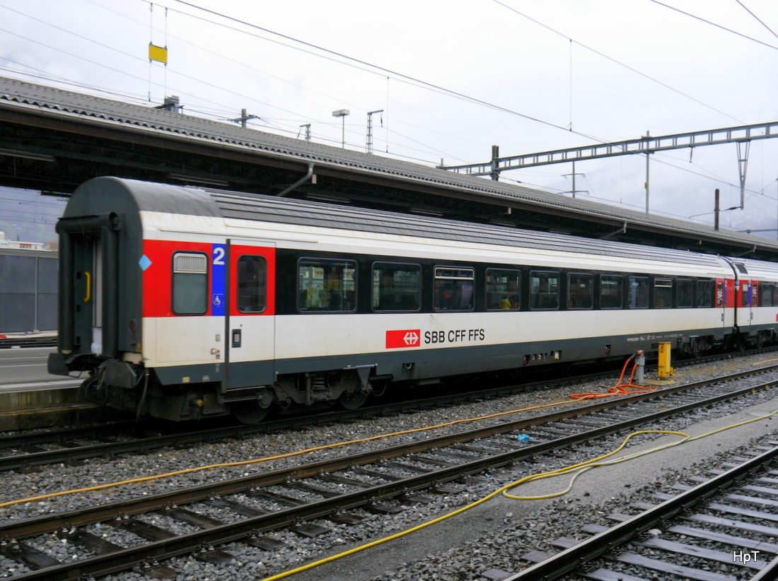 SBB - Personenwagen 2 Kl. B  50 85 21-75 236-2 im Bahnhof Brig am 21.03.2015