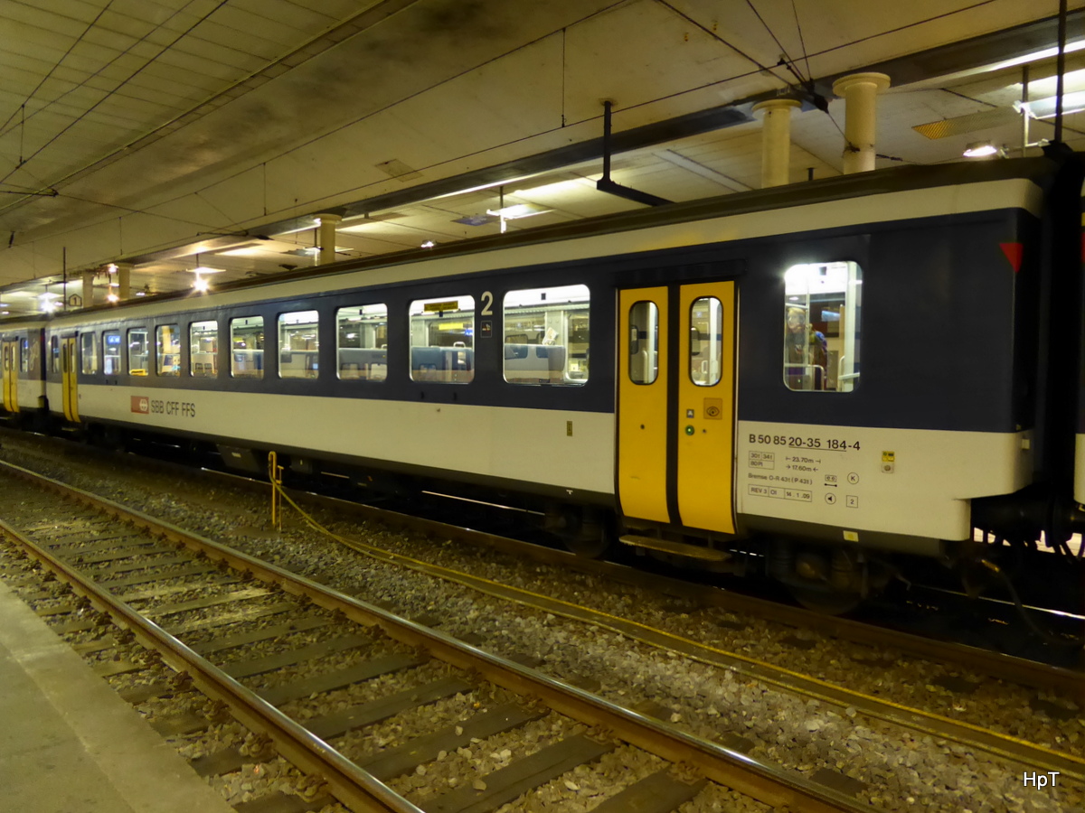 SBB - Personenwagen  2  Kl. B 50 85 20-35 184-4 im Bahnhof Bern am 04.10.2015