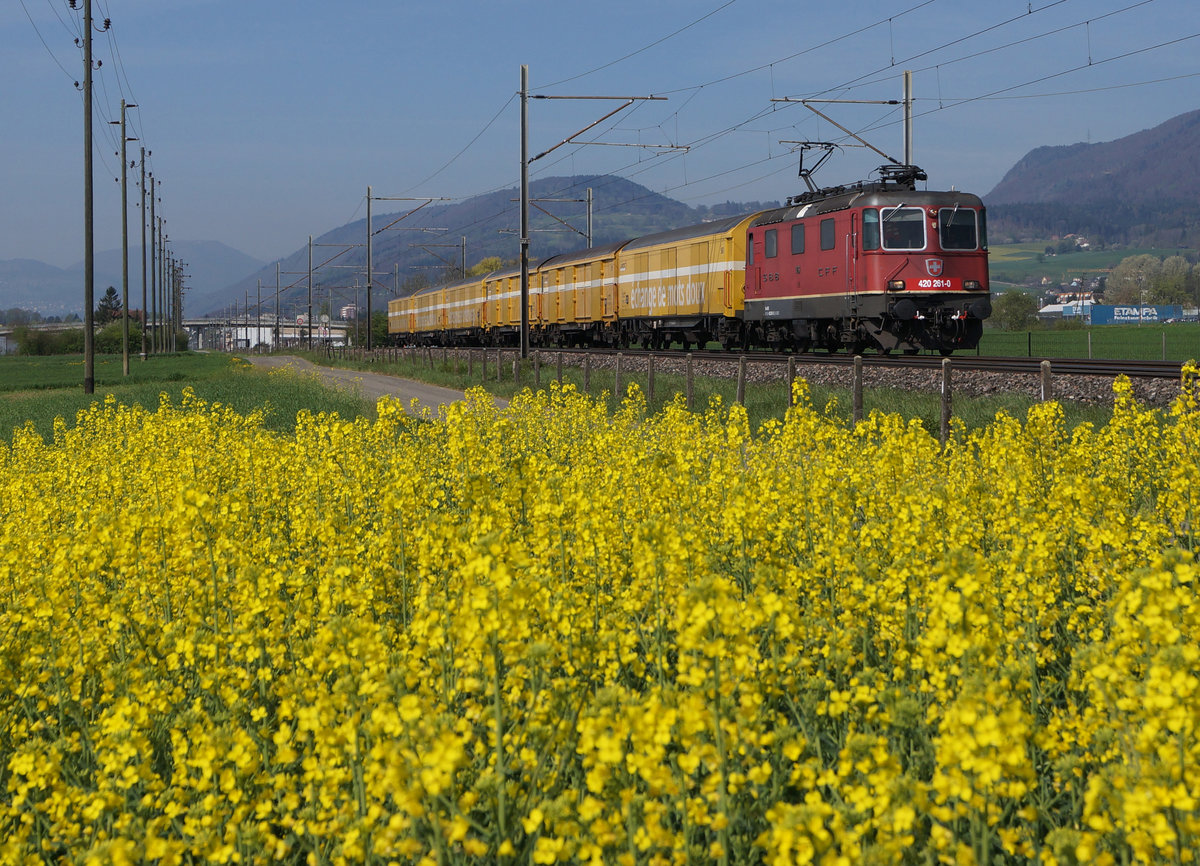 SBB: Postzug mit Re 420 261-0 in passender Umgebung zwischen Grenchen und Bettlach am 12. April 2017.
Foto: Walter Ruetsch 