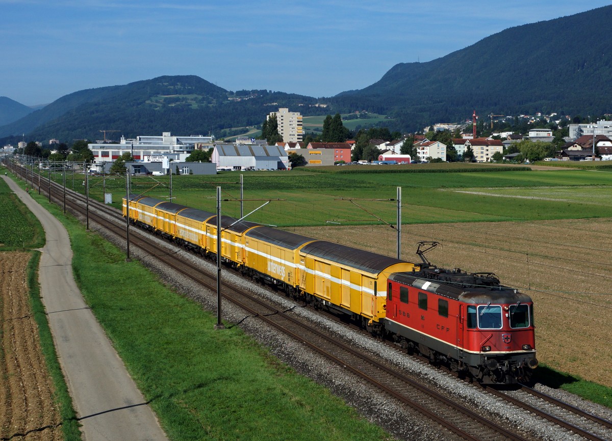 SBB: Postzug mit der Re 4/4 11246 unterwegs zwischen Bettlach und Selzach zum Postverzeilzentrum Härkingen am 26. August 2015.
Foto: Walter Ruetsch