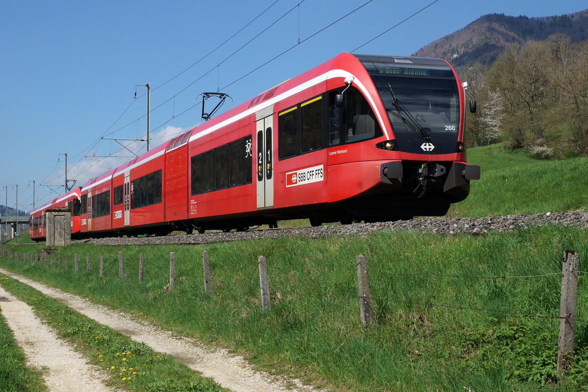 SBB: R im Berner-Jura nach Biel unterwegs mit Doppeltraktion RABe 526 Stadler GTW, ehemals BLS/RM, am 20. April 2016.
Foto: Walter Ruetsch 