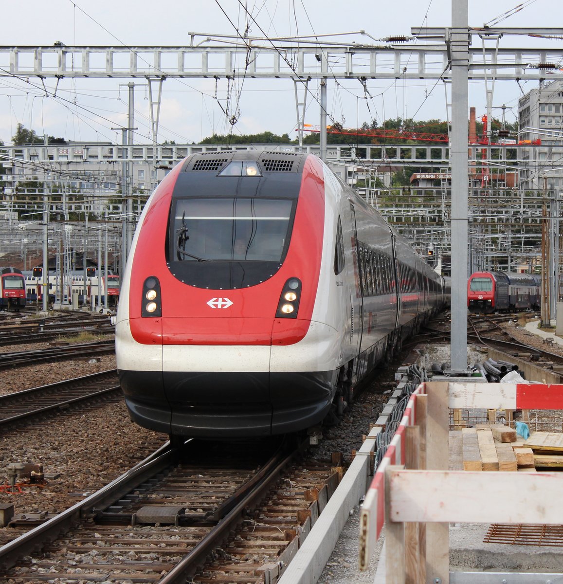 SBB RABDe 500 030  Louis Chevrolet  verkehrte am Samstag, 2. September 2017 als ICN von St. Gallen nach Lausanne. Im Bild fährt der ICN auf Gleis 3 im Bahnhof Winterthur ein.
Das Bild entstand auf dem Perron von Gleis 3 im Bahnhof Winterthur. Ausserdem herscht rechts im Bild bei einer zugesperrte Bahnunterführung eine Baustelle.
