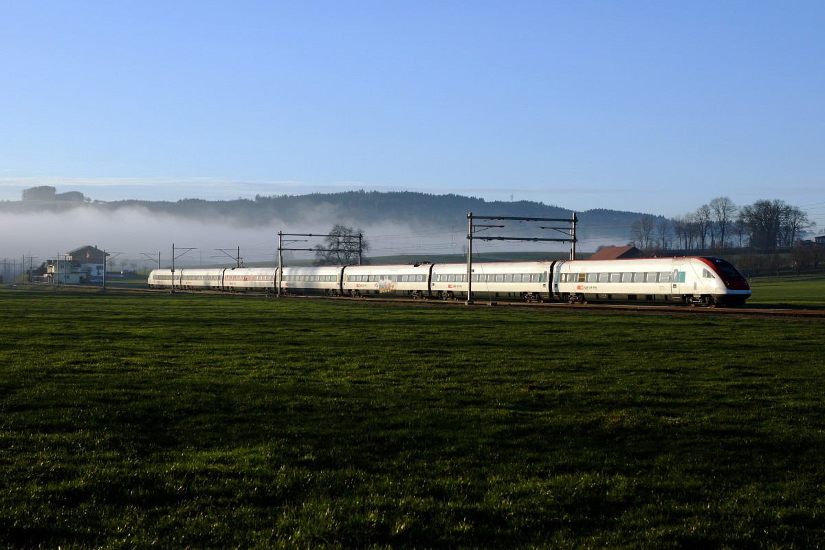 SBB: RABDe 500 (ICN) bei Egolzwil in Richtung Luzern unterwegs am 17. Dezember 2015. Der Zug befindet sich nur noch wenige Meter vor dem sonnigen Streckenabschnitt bei Wauwil entlang des grossen Sees. 
Foto: Walter Ruetsch