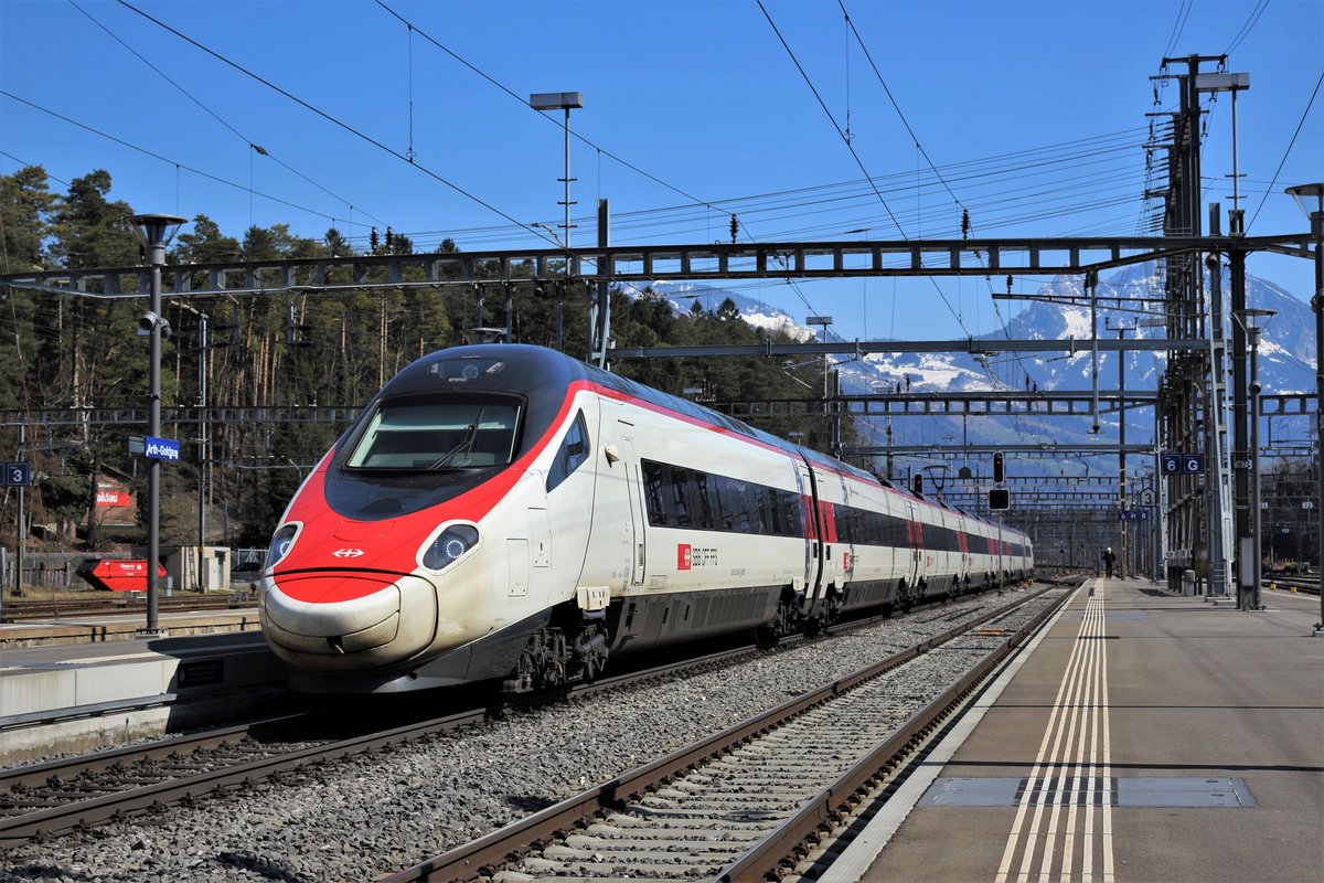 SBB RABe 503 014 (UIC 93 85 0 503 014-9 CH-SBB) erreicht am 24. März 2018 als EC 30158 von Milano C. nach Olten, den Bahnhof Arth-Goldau. 