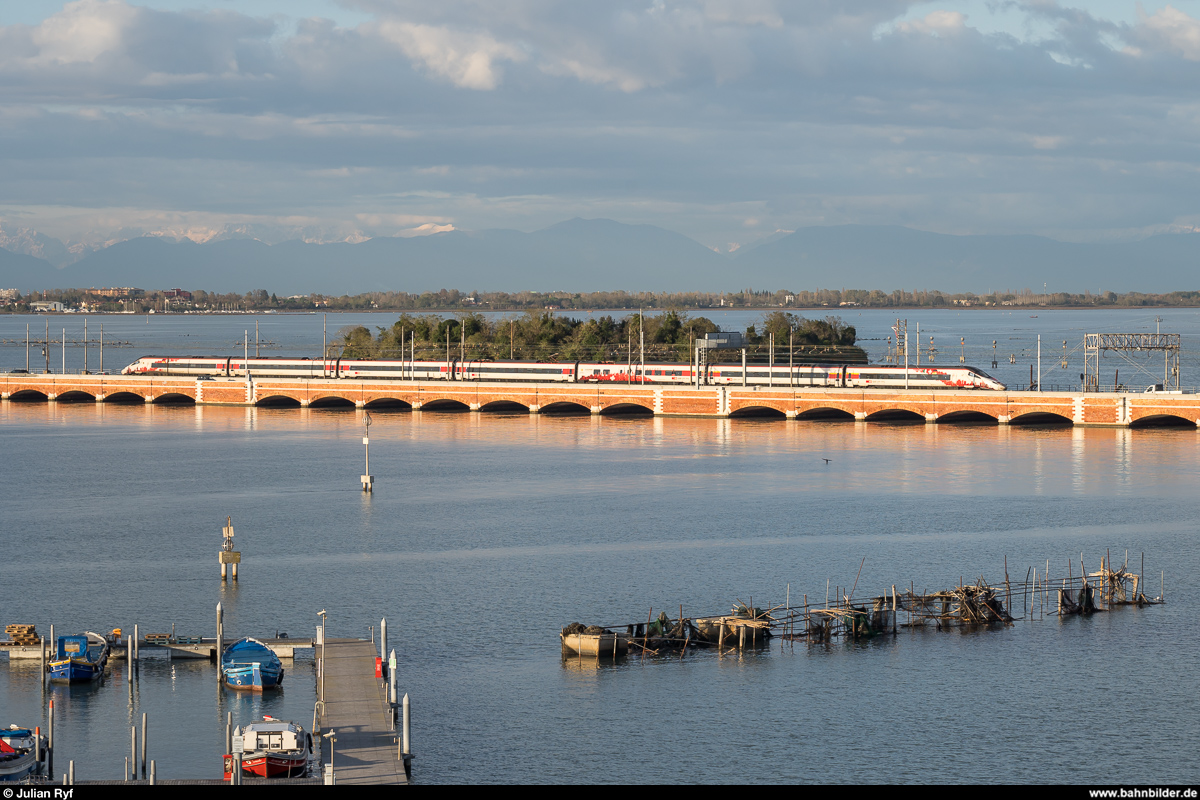 SBB RABe 503 022  Johann Wolfgang von Goethe  am 14. November 2019 als EC 310 Venezia Santa Lucia - Zürich HB auf der Ponte della Libertà in Venedig
