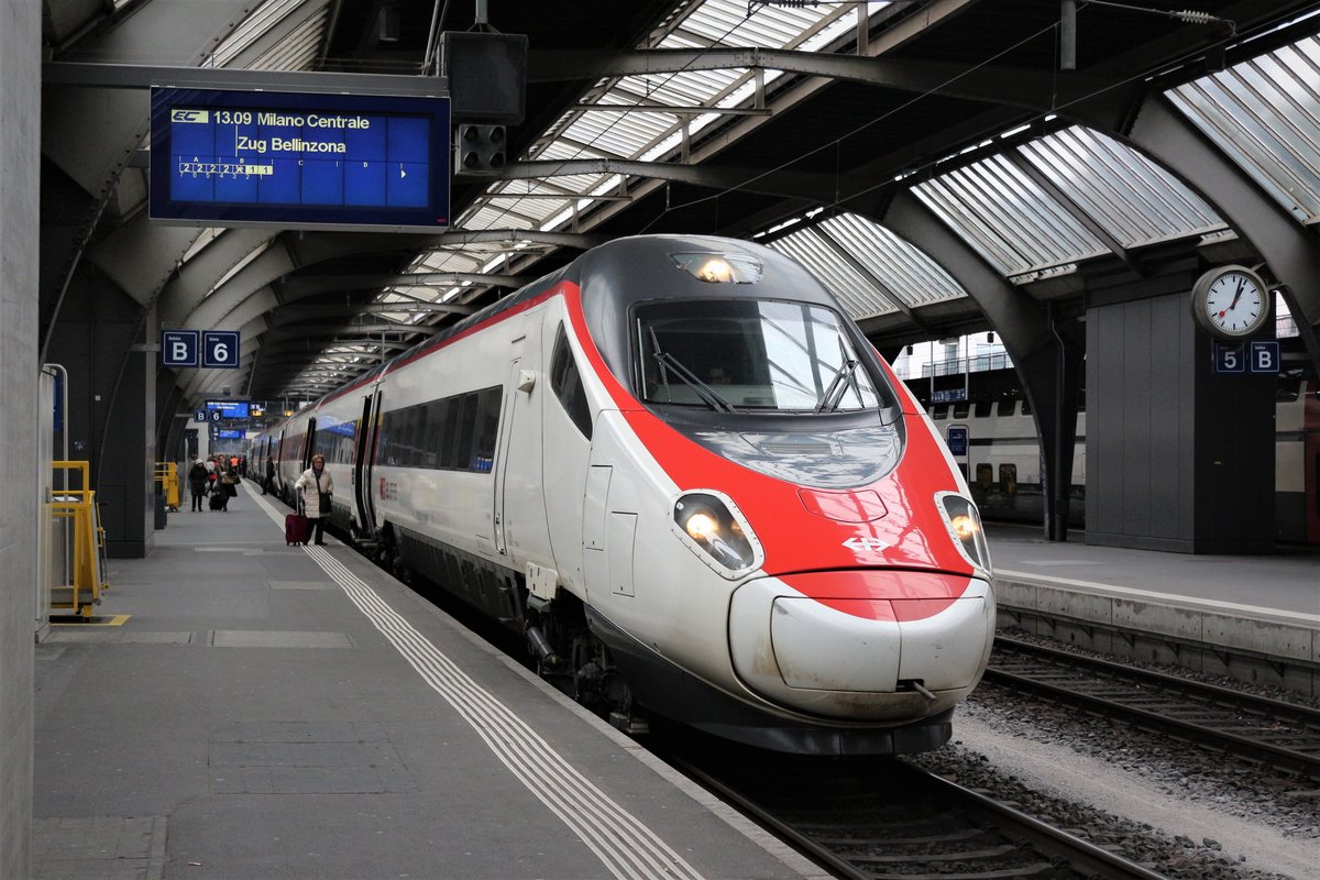SBB RABe 503 113-8 (UIC 93 85 5 610 113-8 CH-SBB) wartet am 20. März 2018 als EC 19 von Zürich HB - Milano Centrale auf Gleis 6 im Zürich HB auf seine fahrplanmässige Abfahrt.
 