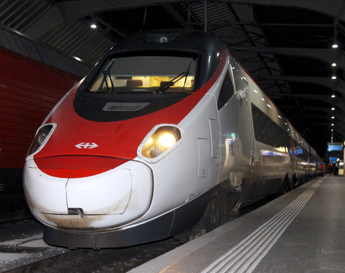 SBB RABe 503 als EC 13 von Zürich HB- Milano C. auf Gleis 10 im HB Zürich. Die Aufnahme entstand früh am Morgen des 23. September 2017 im HB.