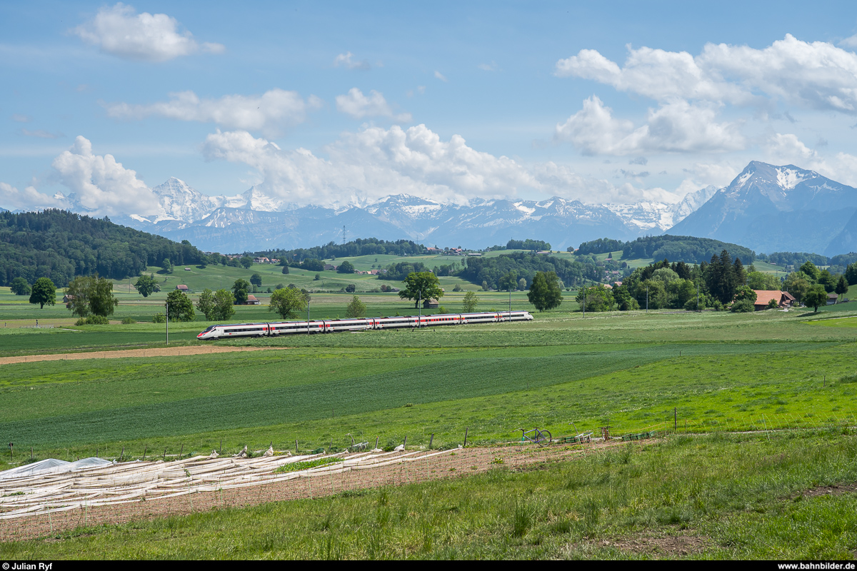 SBB RABe 503 als EC Brig - Basel am 10. Mai 2020 bei Thurnen. Der Zug wurde aufgrund eines Personenunfalls in Gümligen via Gürbetal umgeleitet.
