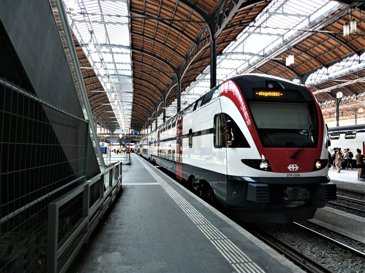 SBB RABe 511 016 als IR36 Zürich Hbf Noch steht aber Eisgekühlt auf der Anzeige in Basel SBB am 19.06.2022