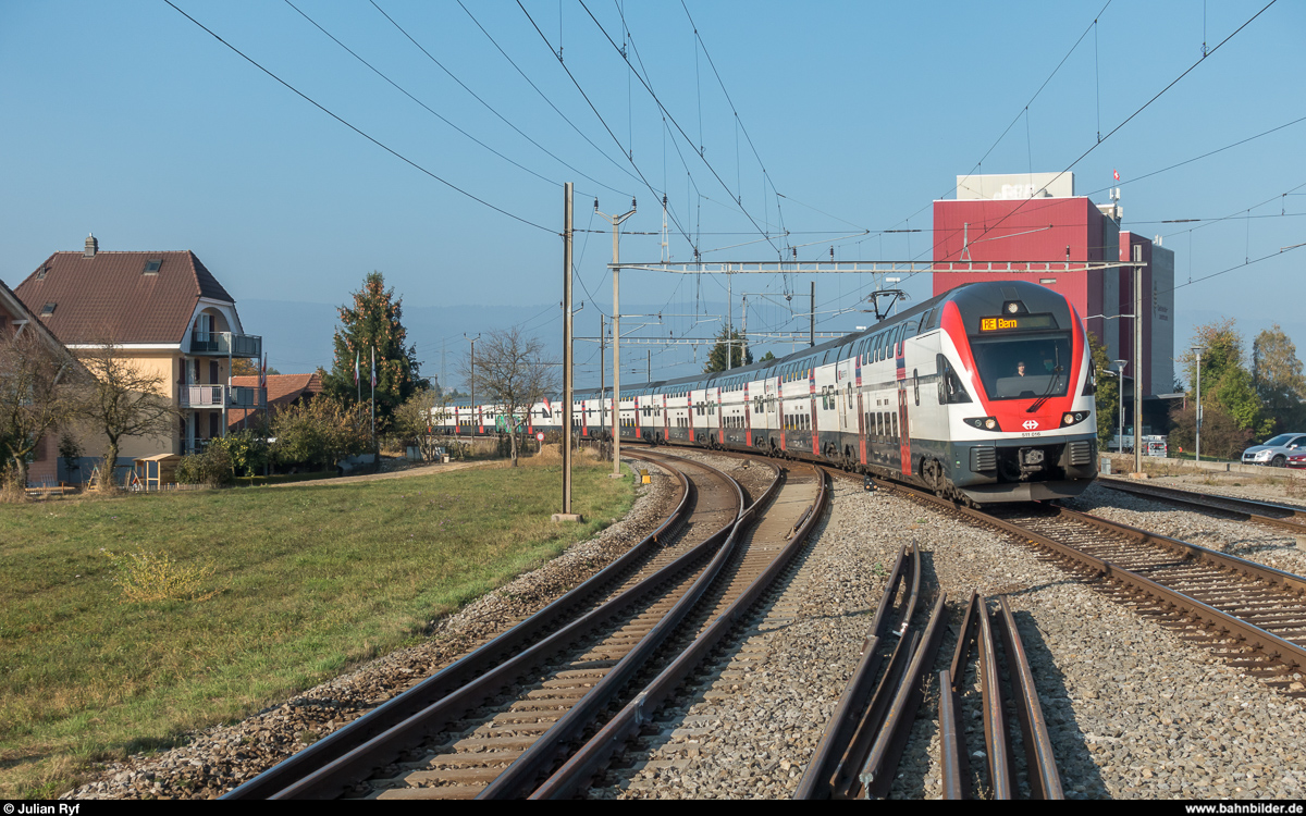 SBB RABe 511 016 mit einem Schwesterfahrzeug als RE Biel - Bern am 10. Oktober 2018 bei der Durchfahrt in Busswil.