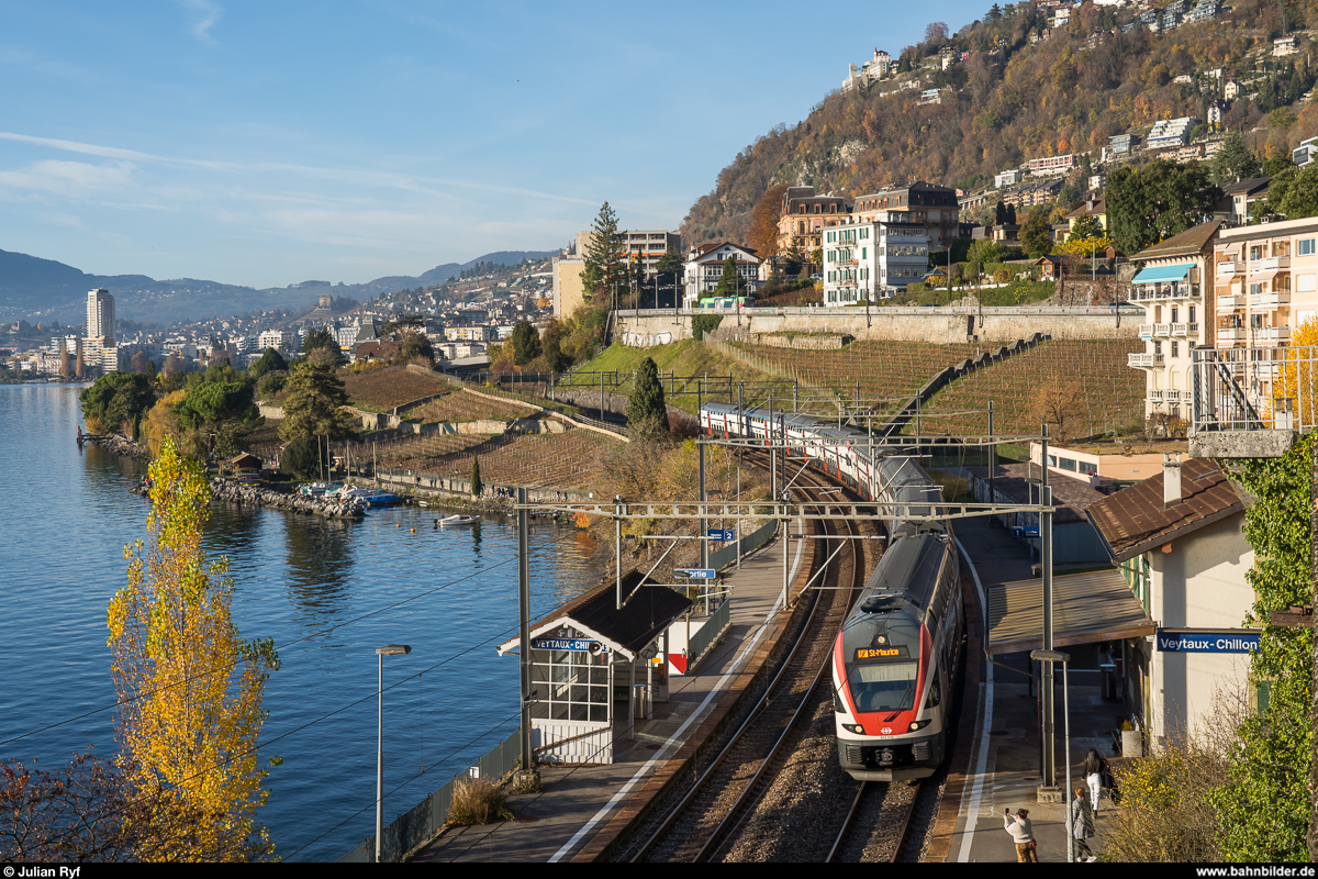 SBB RABe 511 110 mit einem weiteren RVD als RE Genève - St-Maurice am 14. November 2020 bei der Durchfahrt in Veytaux-Chillon.