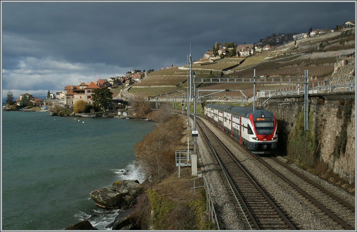 SBB RABe 511 als RE nach Vevey zwischen Rivaz und St-Saphorin.
5. Feb. 2013 