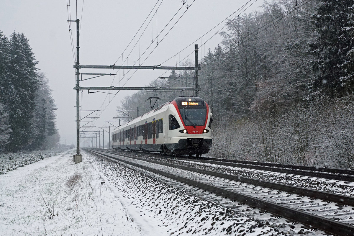SBB RABe 523 053 als Regio Olten-Solothurn bei Deitingen am 10. Februar 2021.
Foto: Walter Ruetsch