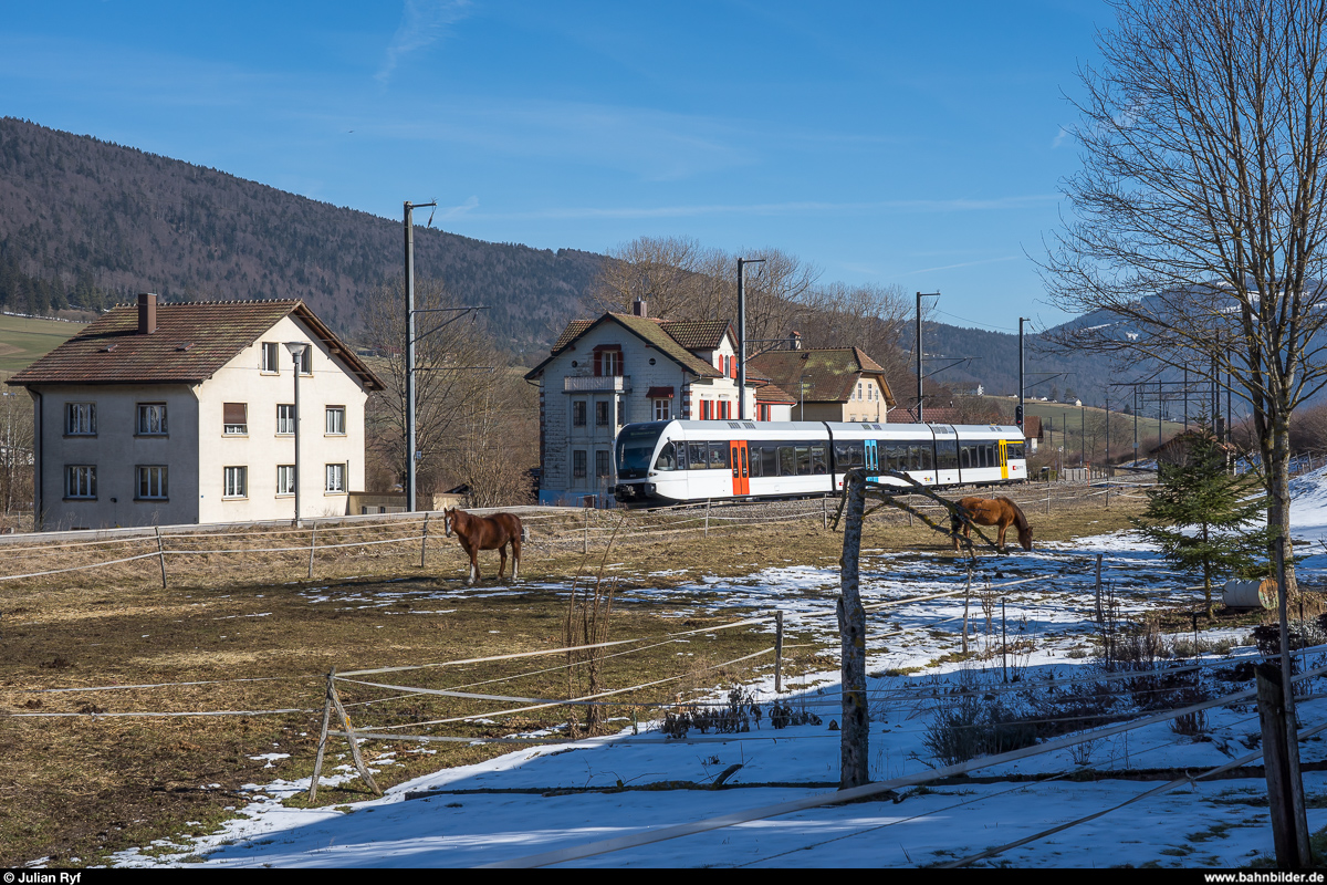 SBB RABe 526 264 am 17. Februar 2019 als RE Biel - La Chaux-de-Fonds in Cortébert. Die GTW AJU werden derzeit in Bellinzona revidiert und danach an Thurbo abgegeben. RABe 526 264 ist das erste solche Fahrzeug im Thurbo-Anstrich.