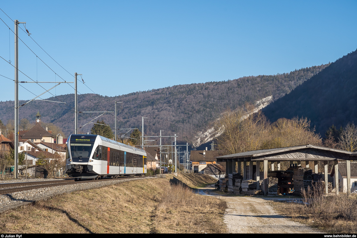 SBB RABe 526 264 am 17. Februar 2019 als RE Biel - La Chaux-de-Fonds bei der Durchfahrt in La Heutte. Die GTW AJU werden derzeit in Bellinzona revidiert und danach an Thurbo abgegeben. RABe 526 264 ist das erste solche Fahrzeug im Thurbo-Anstrich.
