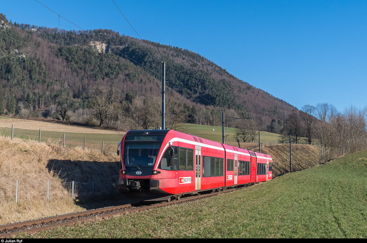 SBB RABe 526 280 (ex-BLS, ex-RM) ist am 10. Dezember 2016 als Regio Solothurn - Moutier zwischen Corcelles BE und Crémines unterwegs.