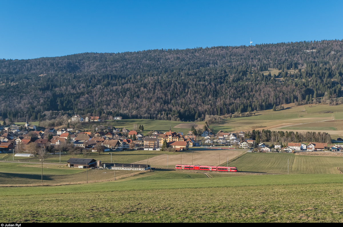 SBB RABe 526 (ex-BLS, ex-RM) am 10. Dezember 2016 bei Courtelary im Berner Jura.