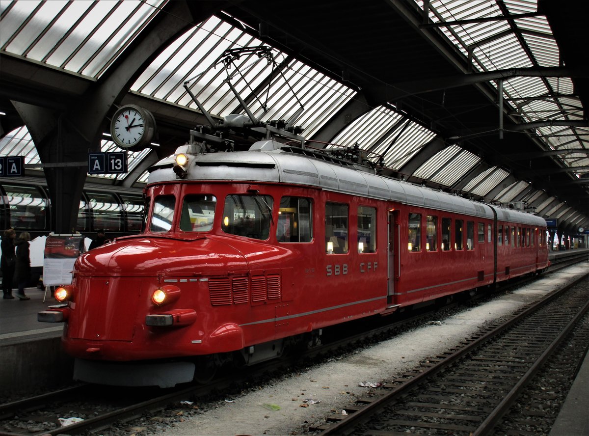 SBB RAe 4/8 1021  Churchillpfeil  als  Churchillbar  auf Gleis 13 im HB Zürich. Mittwoch, 6. Dezember 2017