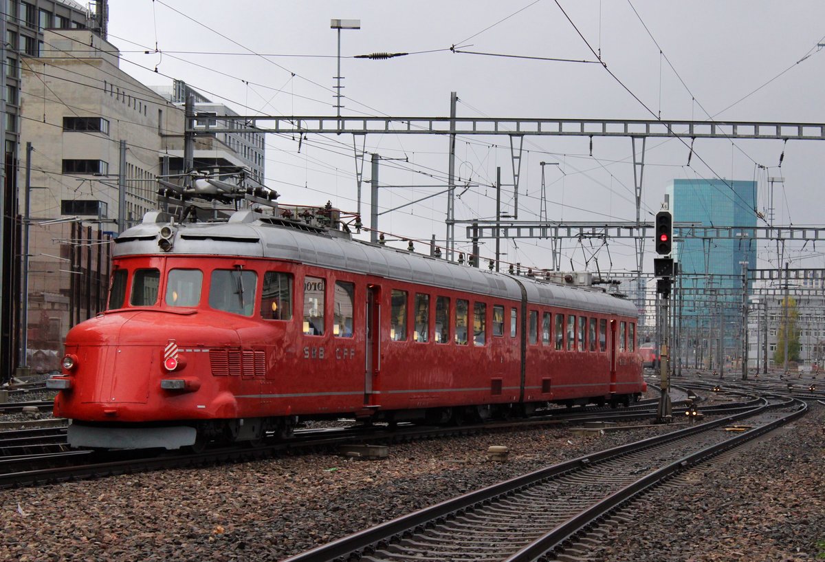 SBB RAe 4/8 Nr. 1021  Churchillpfeil  auf Gleis 5 im HB Zürich. Es handelte sich um eine Brunchfahrt / Rundfahrt mit dem roten Doppelpfeil  Churchill  von Zürich HB - Wädenswil - Schmerikon - Kaltbrunn - Effretikon - Zürich HB.
