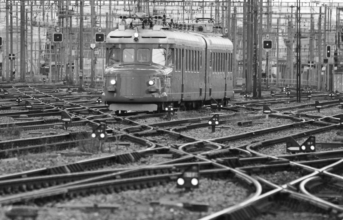 SBB RAe 4/8 Nr. 1021 (UIC: RAe 591 021)  Churchill  hat im Bild die Brunchfahrt hinter sich und ist bei der Abfahrt im HB Zürich zum Depot F. 

(Leider hatte ich den Stativ nicht dabei gehabt und der Stromabnehmer ungünstig abschnitten...und erst am Abend hatte ich den Stativ dabei.)