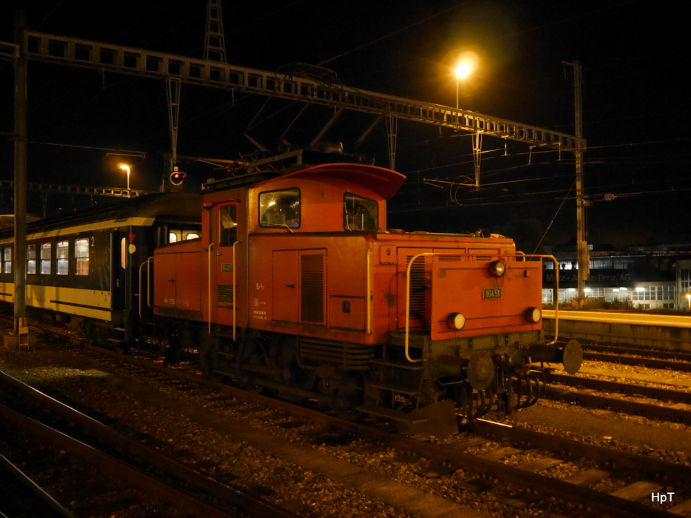 SBB - Rangierlok Ee 3/3 16451 in den Morgenstunden im Bahnhof Biel vom 18.10.2014