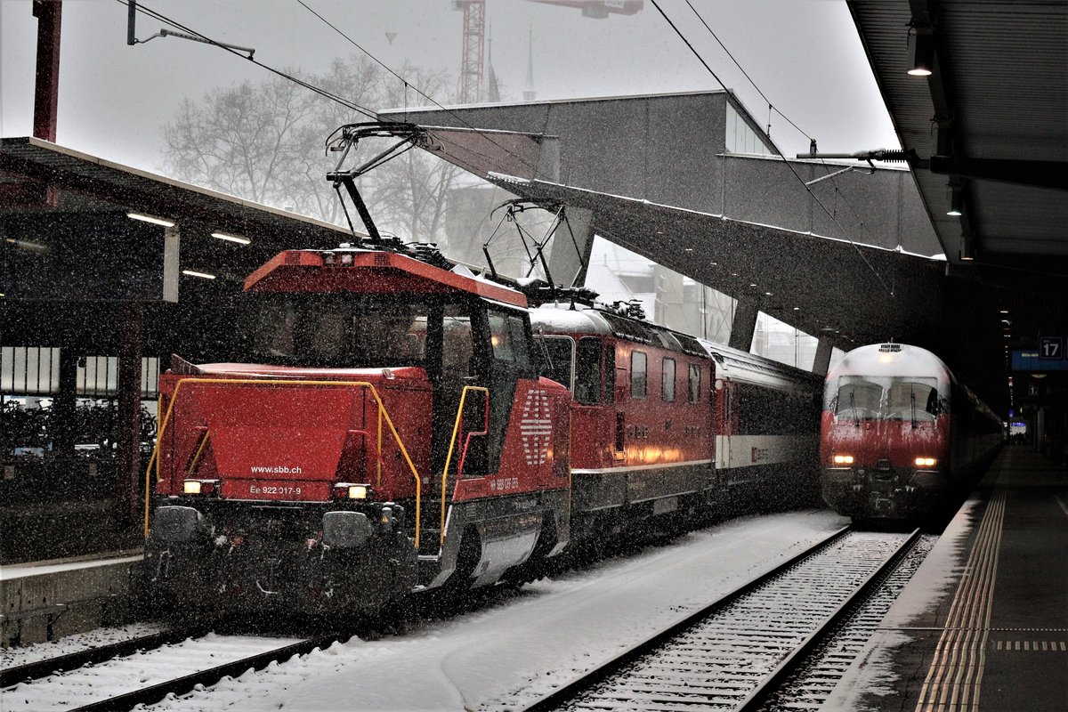 SBB Rangierlok Ee 922 017-9 und SBB Re 4/4 II Nr. 11130 | SBB Re 420 130-7 schleppen in vereinten Kräften den IR 36 von Zürich HB nach Basel SBB auf Gleis 18 im HB Zürich rein.