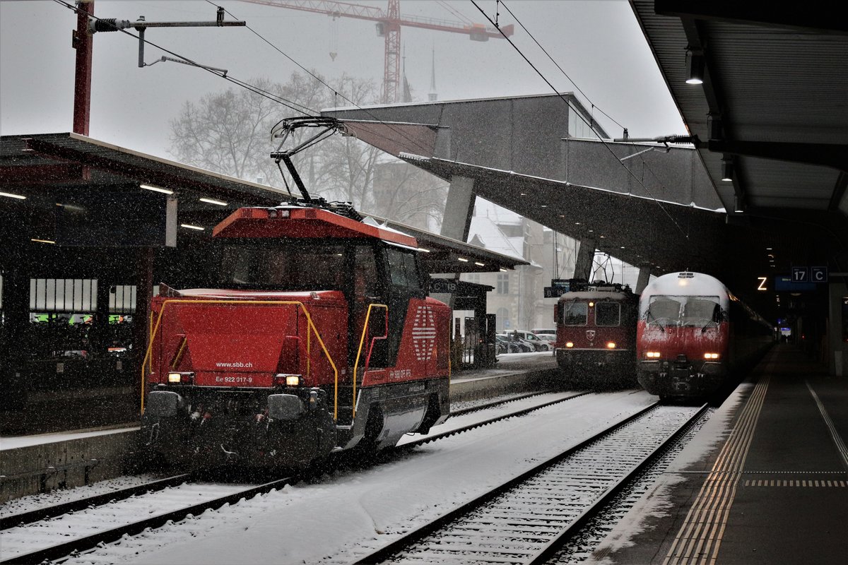 SBB Rangierlok Ee 922 017-9 und SBB Re 4/4 II Nr. 11130 | SBB Re 420 130-7 hatten in vereinten Kräften den IR 36 von Zürich HB nach Basel SBB auf Gleis 18 im HB Zürich reingeschleppt. Im Bild fährt die Rangierlok wieder zu den Abstellgleisen. Sonntag, 10. Dezember 2017
