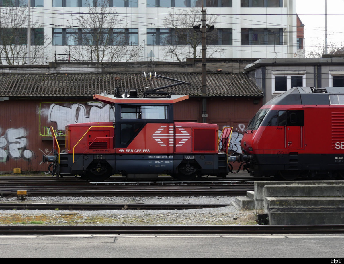 SBB - Rangierlok Ee  922 004-7 mit 460 bei Rangierfahrt im SBB Bahnhof von Basel am 26.02.2021