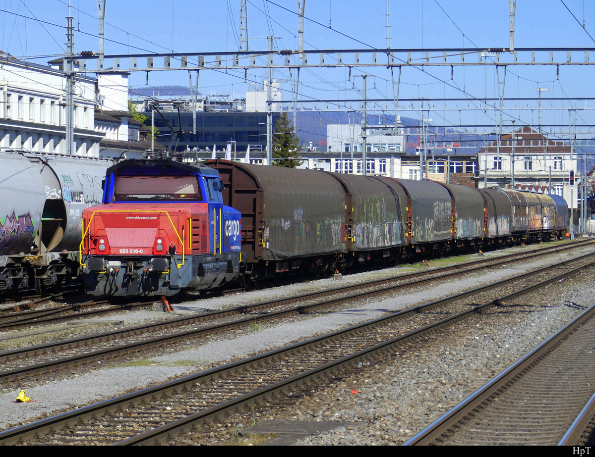 SBB - Rangierlok Eem  923 016--0 abgestellt im Bahnhof Zofingen am 18.04.2022