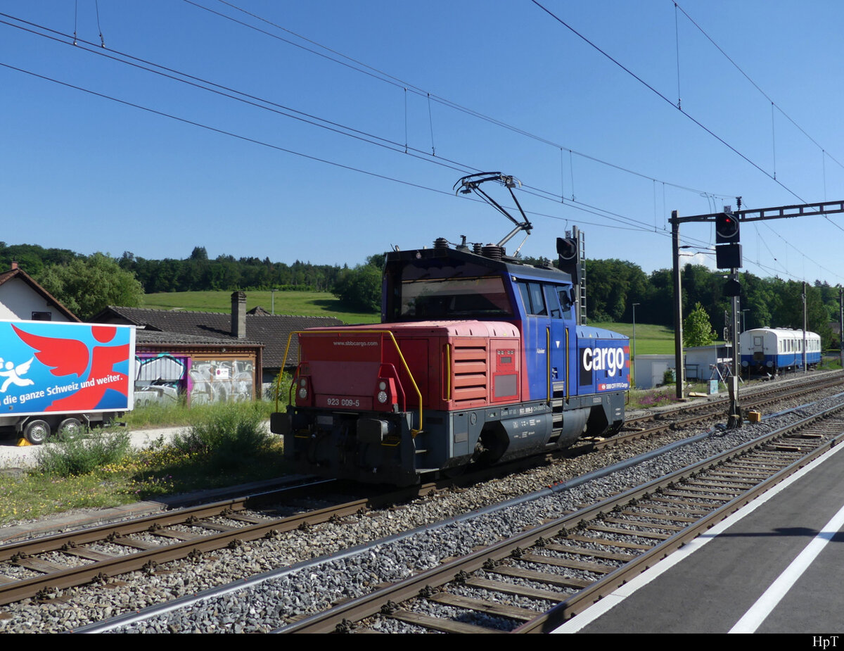 SBB - Rangierlok Eem 923 009 bei der einfahrt im Bahnhof Busswil am 18.05.2022