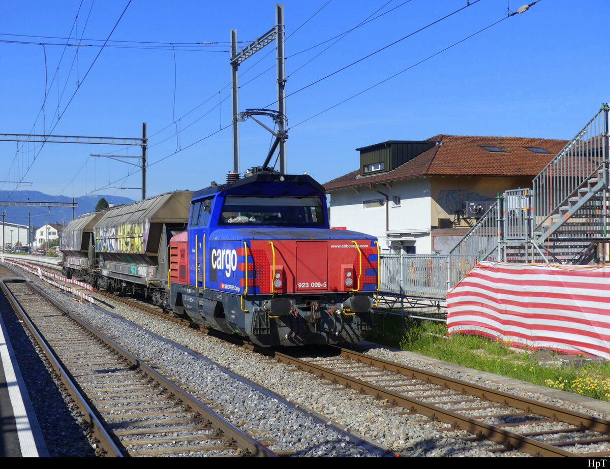 SBB - Rangierlok Eem 923 009 bei der ausfahrt aus dem Bahnhof Busswil am 18.05.2022