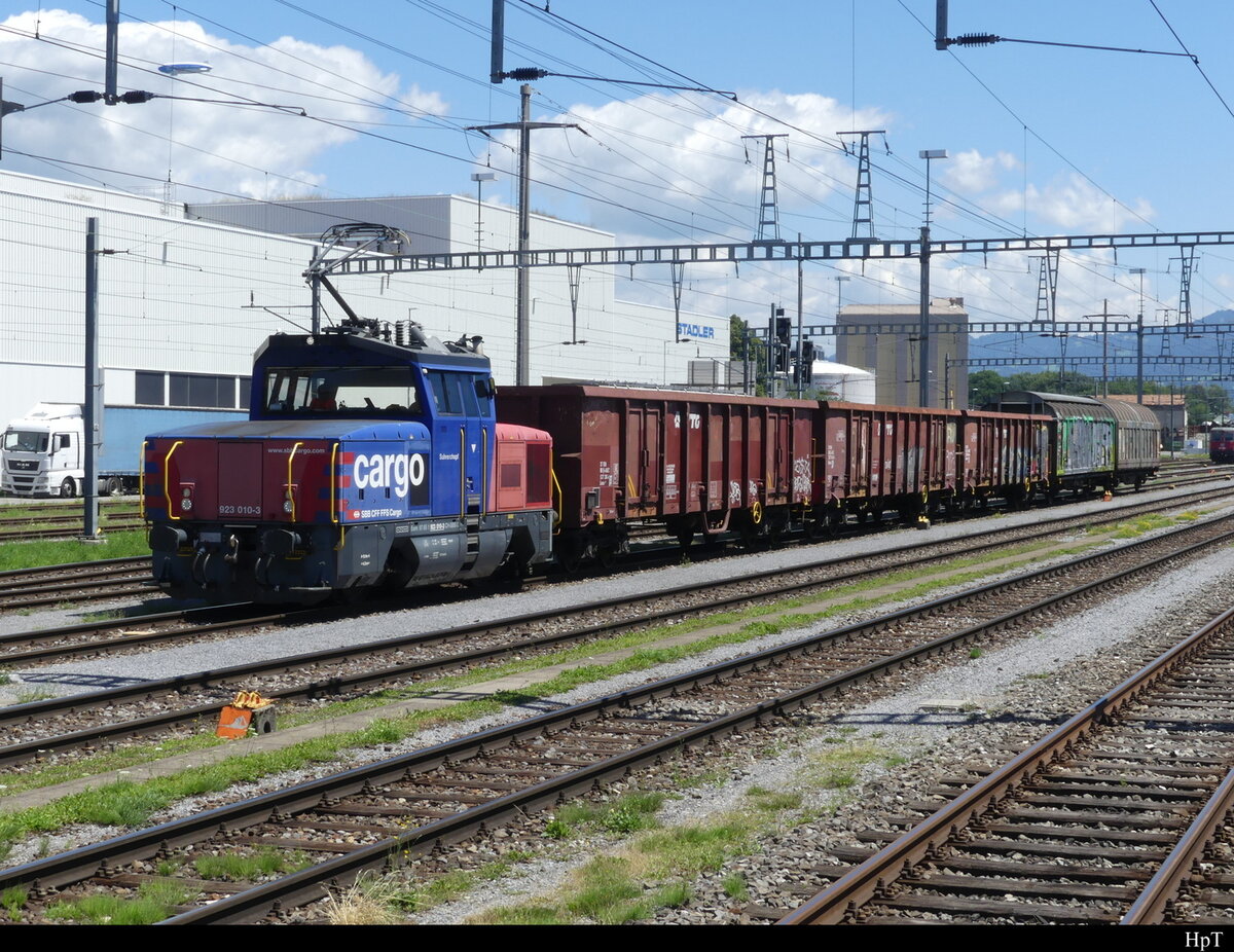 SBB - Rangierlok Eem 923 010-3 mit Güterwagen im Bahnhofsareal von ST. Margrethen am 08.07.2022