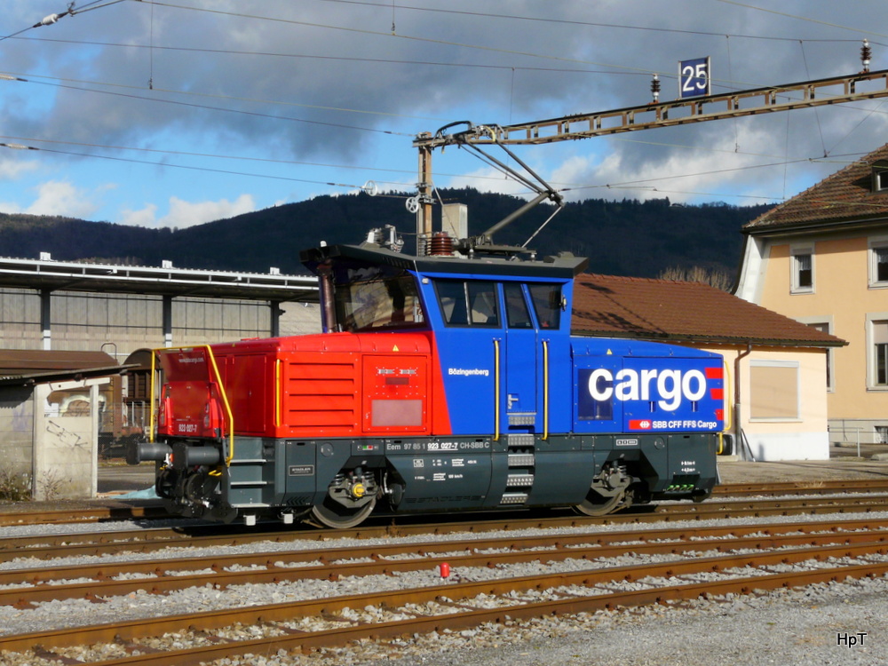 SBB - Rangierlok Eem 923 027-7 im Güterbahnhof Biel am 05.01.2014