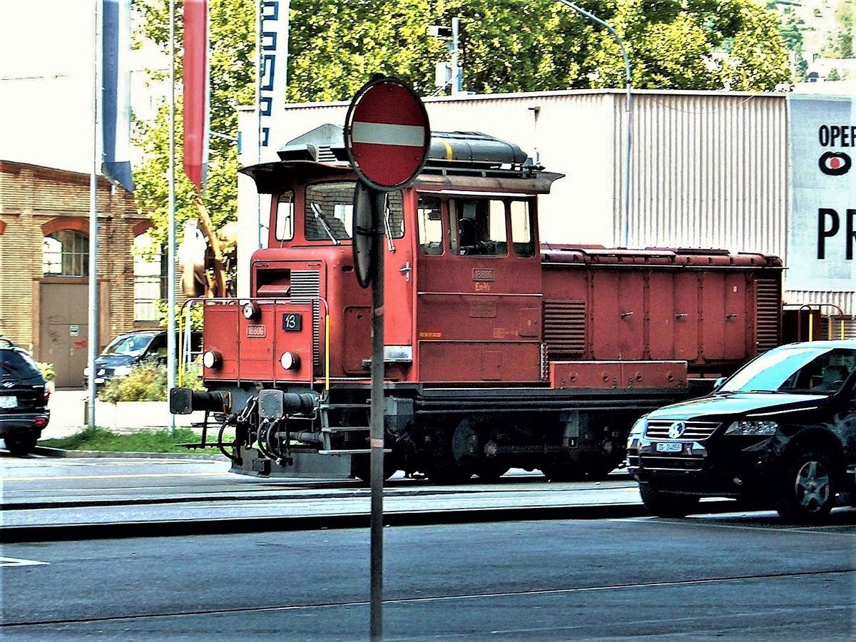 SBB Rangierlok Em 3/3 18806, in voller Aktion mitten in Zürich am Escher-Wyss-Platz  (Prototypen 18801-806: Baujahr 1959/1960) - alte Aufnahme 2005