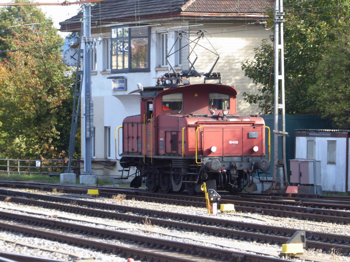 SBB - Rangierlok Oldtimer Ee 3/3 16408 unterwegs vor dem alten Stellwerk im Bahnhof Biel/Bienne am 27.09.2017