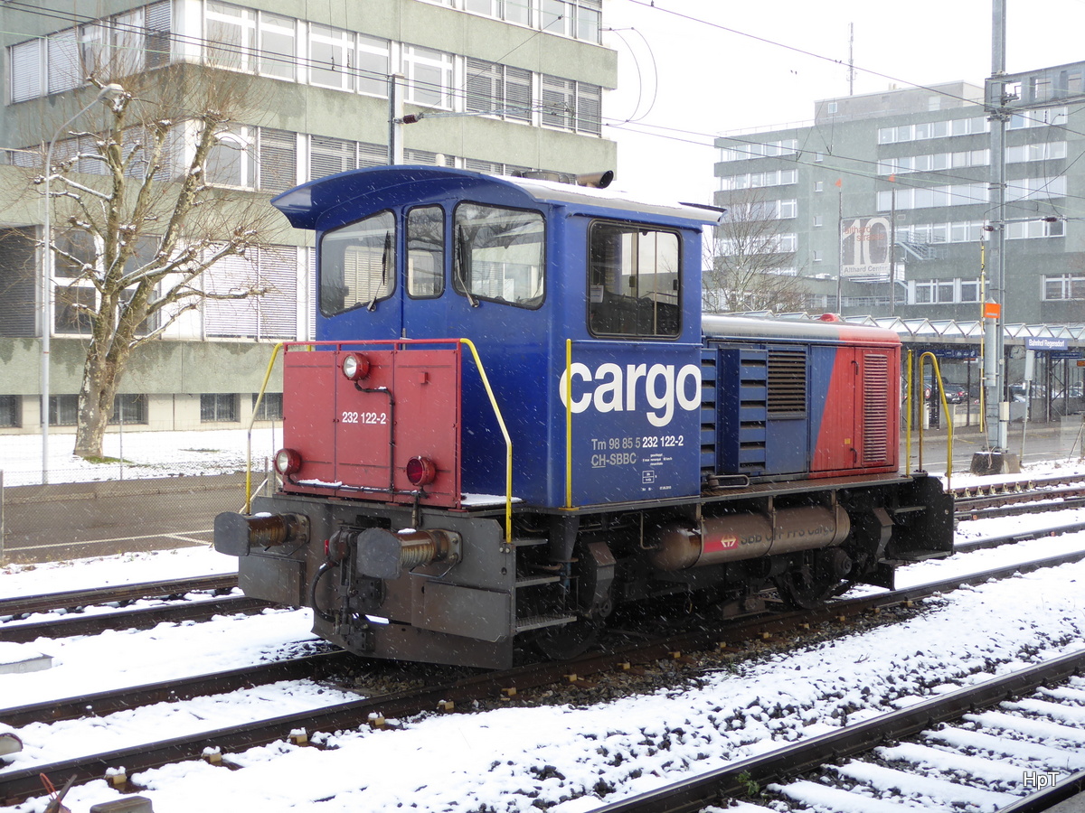 SBB - Rangierlok Tm 2/2  232 122-2 im Bahnhofsareal von Regensdorf-Watt am 16.01.2016