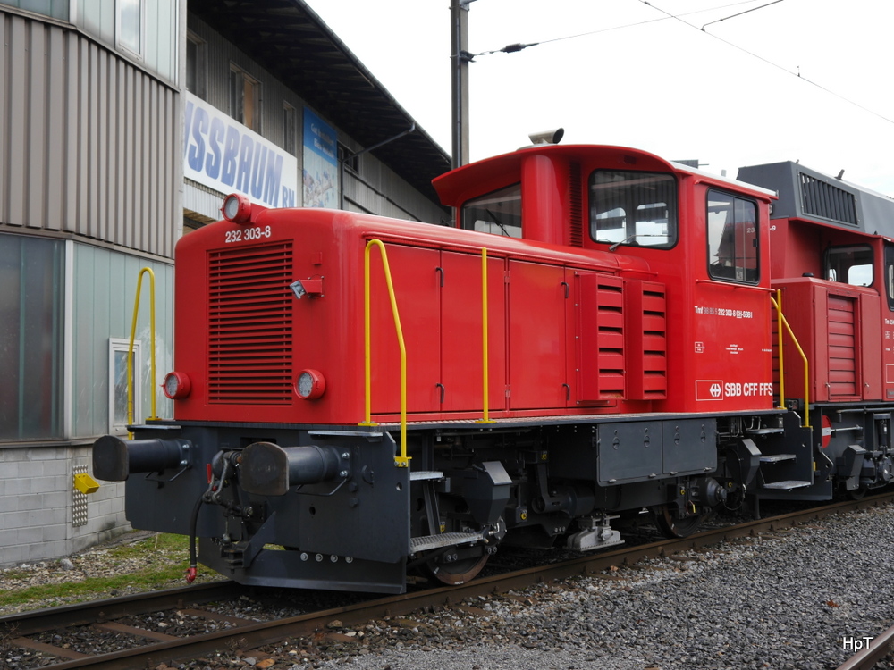 SBB - Rangierlok Tmf 232 303-8 im Güterbahnhof Biel am 14.12.2014