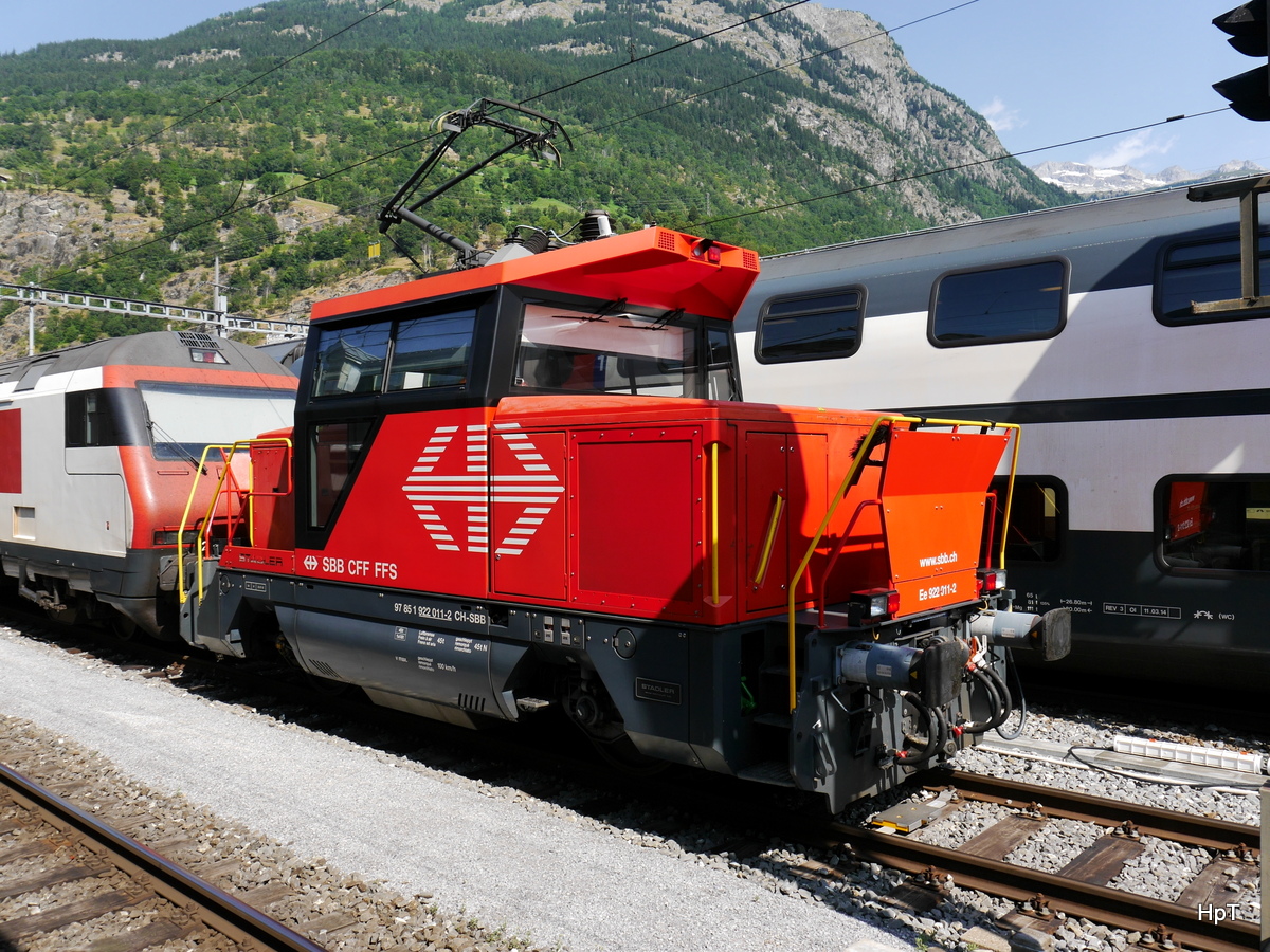 SBB - Ranierloks Ee 922 011-2 im Bahnhofsareal in Brig am 19.07.2015